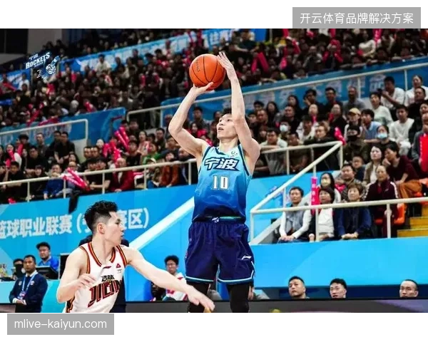 宁波队历史性闯入季后赛，塔克·法尔场均2.2次盖帽有效提升了球队的篮板保护